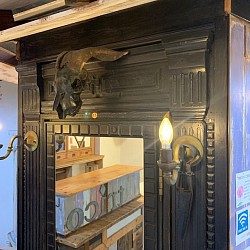 小屋　内部(スタッフルーム) 外部(4席のセット面)