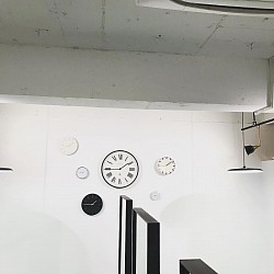 アンバランスな壁時計