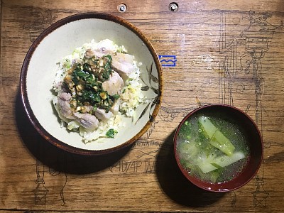 茹で豚丼(キャベツご飯)と残った長ネギ入スープ